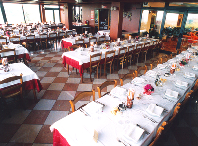 La sala da pranzo dell'osteria Villabianca, con enormi vetrate con vista spettacolare sulle colline di Castelvetro e sulla pianura di Modena